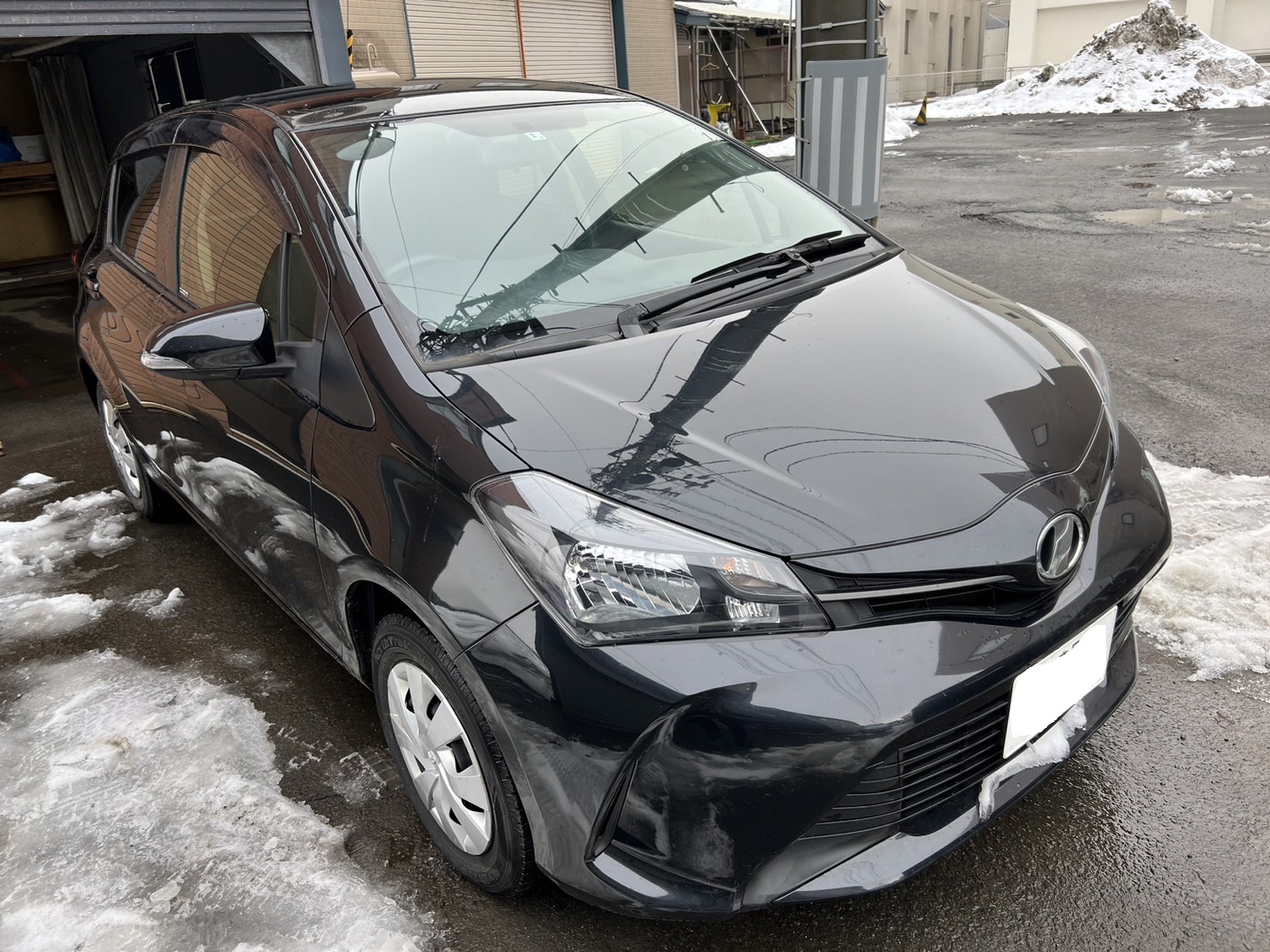 front of car KSP130 - 2016 Toyota VITZ F - BLACK