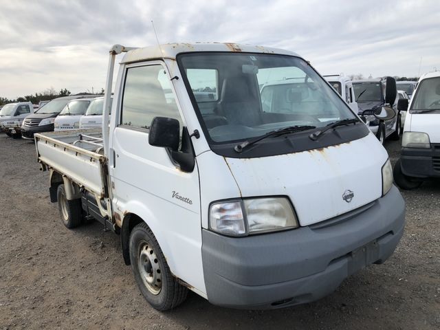 front of car SK82LN - 2003 Nissan VANETTE 4WD - WHITE