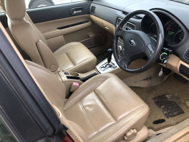 inside of car SG5 - 2004 Subaru FORESTER  - RED