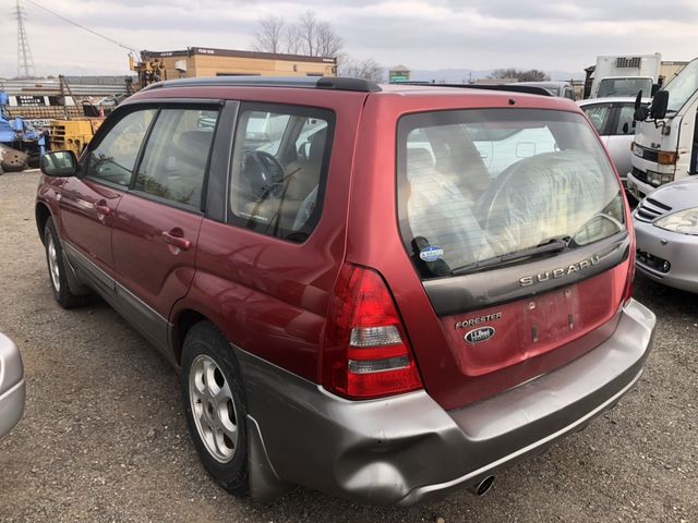 back of car SG5 - 2004 Subaru FORESTER  - RED