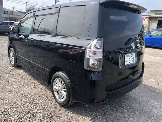 back of car ZRR75 - 2007 Toyota VOXY  - BLACK