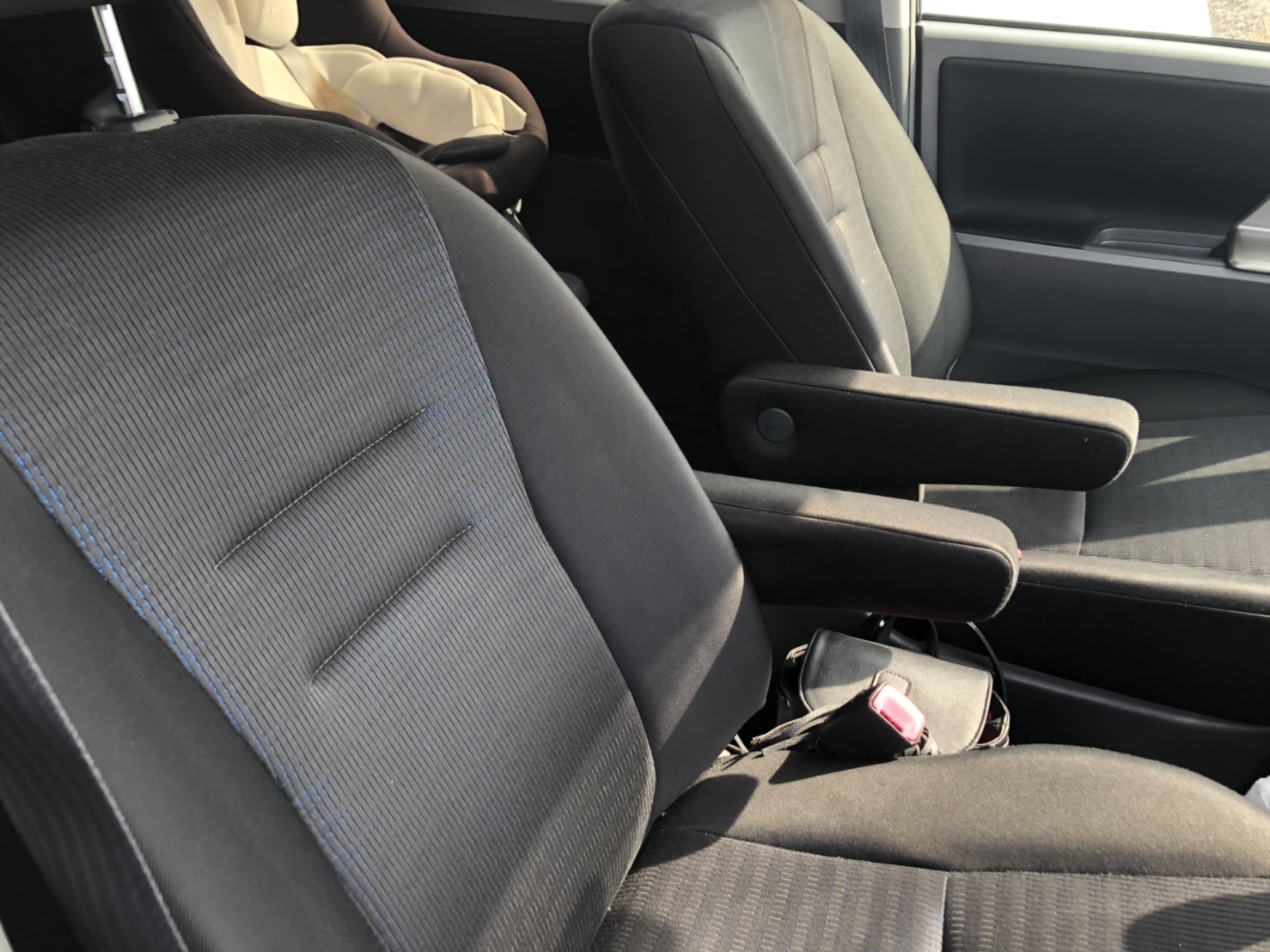 inside of car ZRR75 - 2007 Toyota VOXY  - BLACK