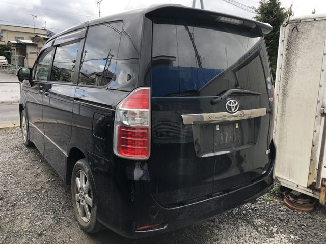 back of car ZRR75 - 2010 Toyota NOAH  - BLACK