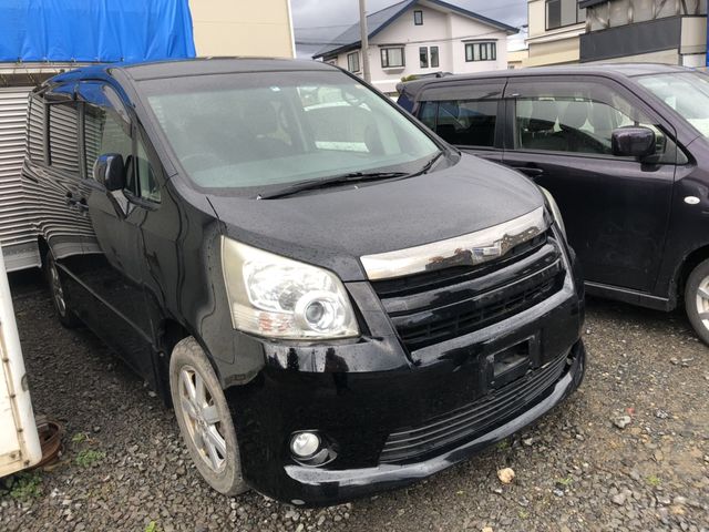 front of car ZRR75 - 2010 Toyota NOAH  - BLACK