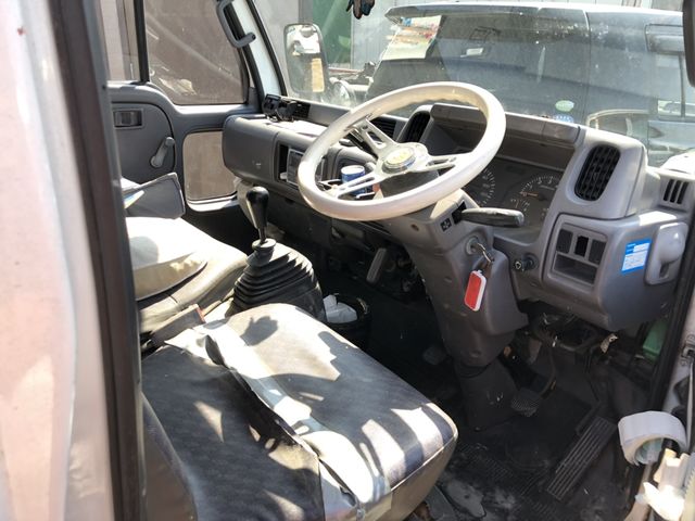 inside of car P8F23 - 1996 Nissan ATLAS 4WD - WHITE