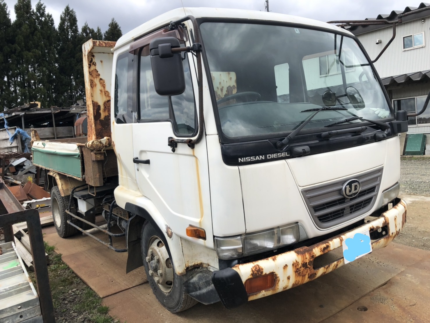 front of car MK25A - 2003 Nissan DIESEL DUMP  - WHITE