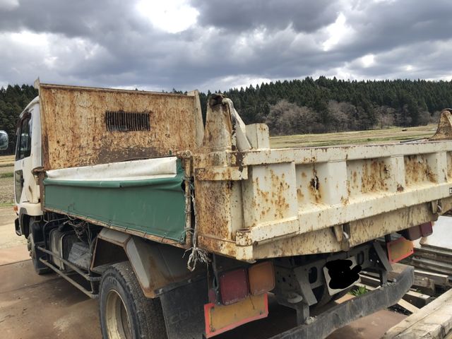 back of car MK25A - 2003 Nissan DIESEL DUMP  - WHITE