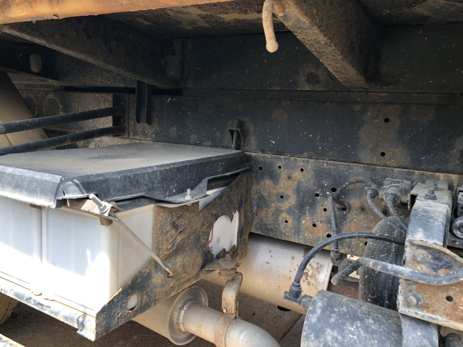 38728249 of car MK25A - 2003 Nissan DIESEL DUMP  - WHITE