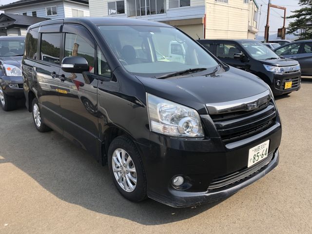 front of car ZRR75 - 2009 Toyota NOAH Si - BLACK