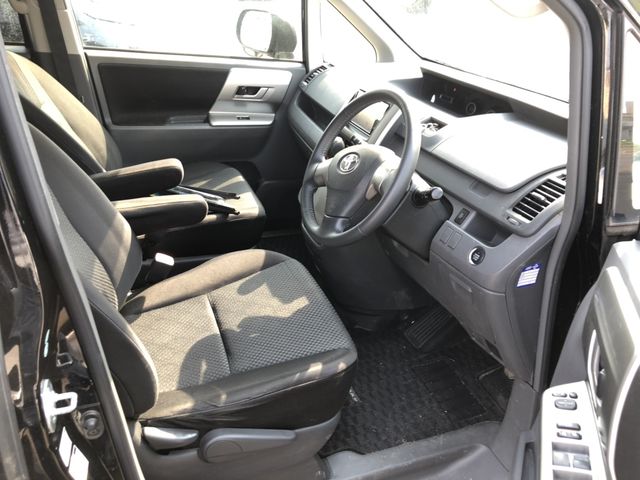 inside of car ZRR75 - 2009 Toyota NOAH Si - BLACK