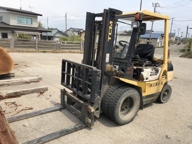 front of car FHD25Z - 1996 TCM FORKLIFT 3 LEVER  - YELLOW