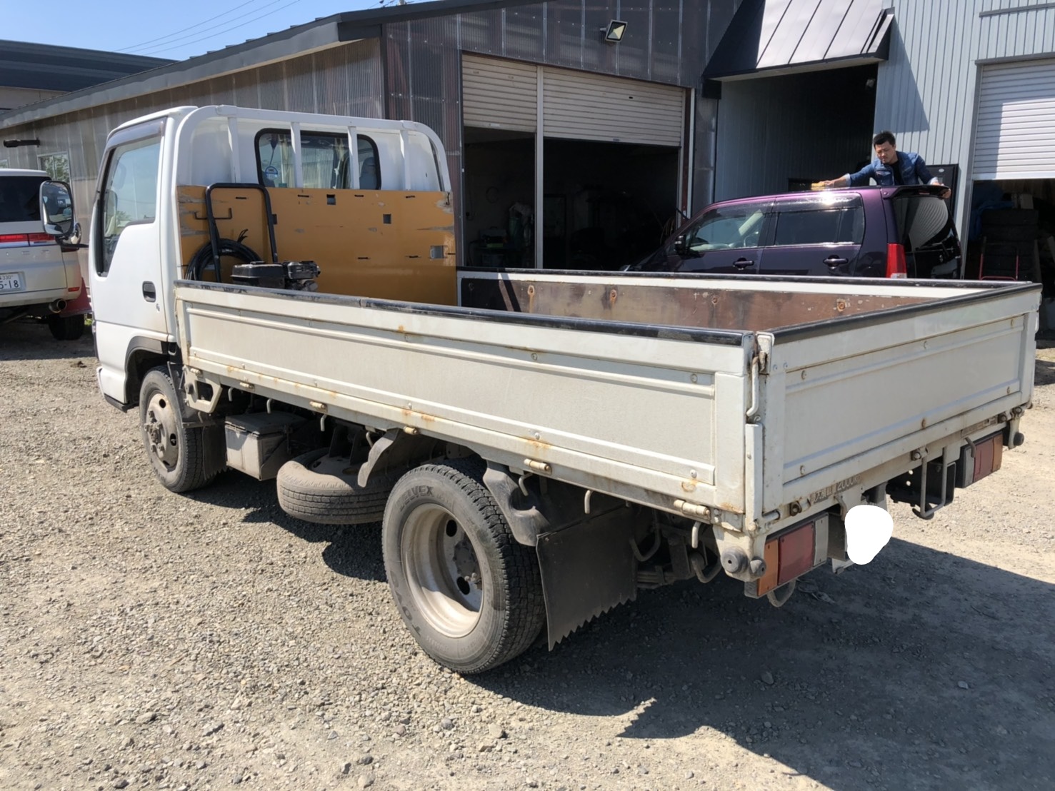 back of car NKS81 - 2005 Isuzu ELF 4WD - WHITE