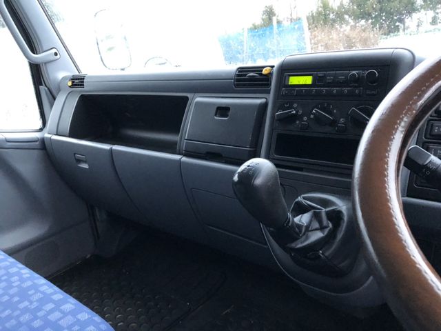 inside of car FE82EEV - 2003 Mitsubishi CANTER  - SILVER