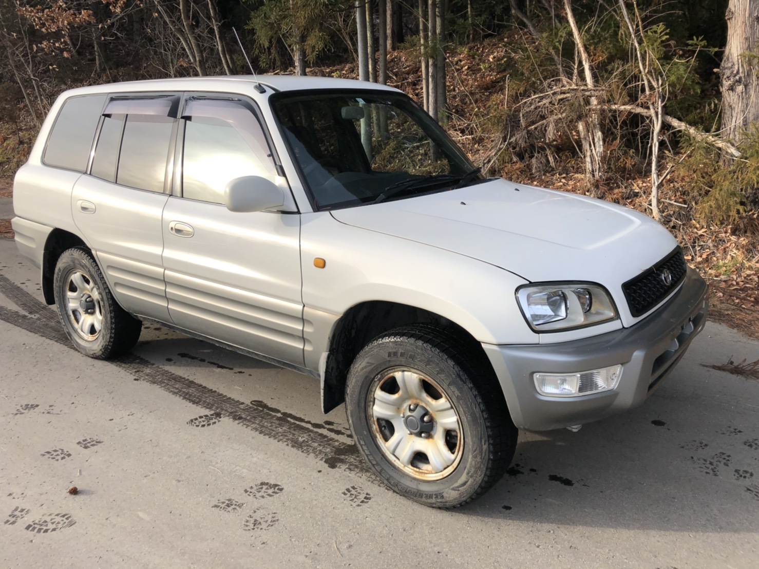 back of car SXA11G - 1998 Toyota RAV4 L-V - WHITE 2 TONE 